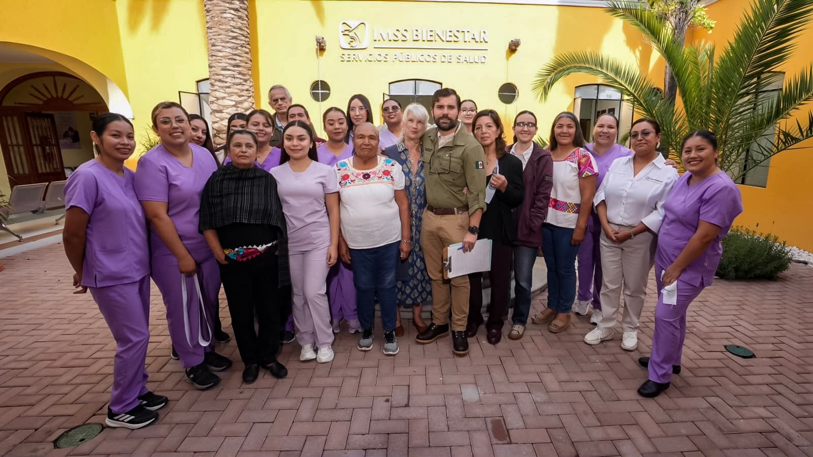 Grupo de asistentes reunidos en el patio del Centro de Excelencia en Partería y Bienestar.