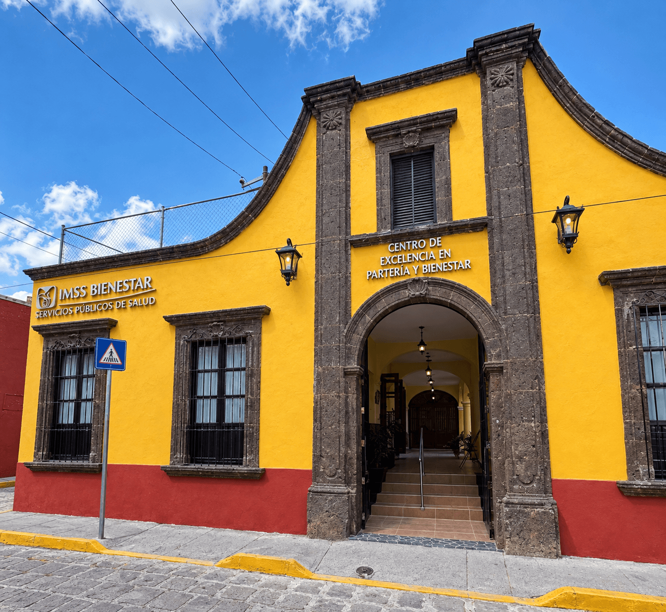 Fachada del Centro de Excelencia en Partería y Bienestar, con señalización de IMSS Bienestar.